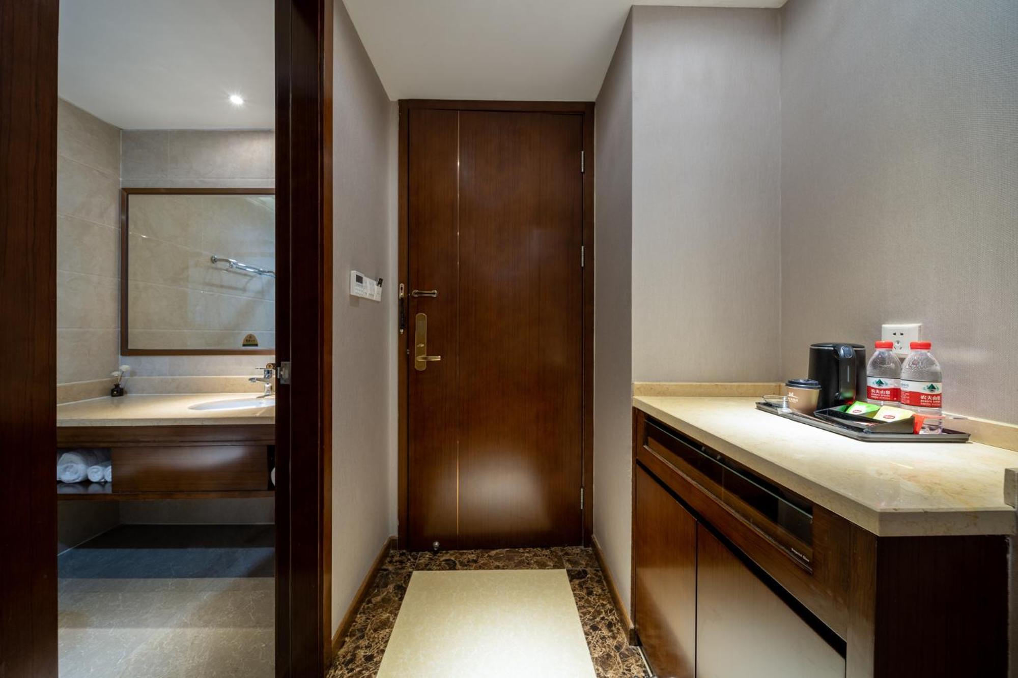 Milton Hotel 선전 시 외부 사진